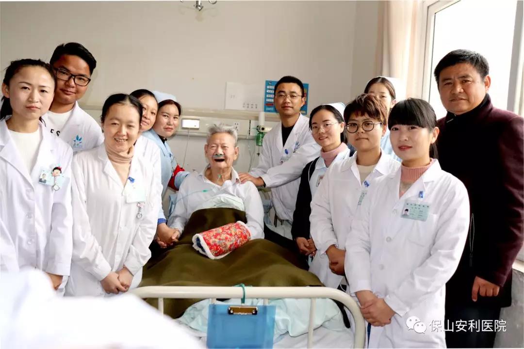 97歲八路老戰(zhàn)士身患多種疾病，常年住院視醫(yī)院為家，醫(yī)護(hù)為親人