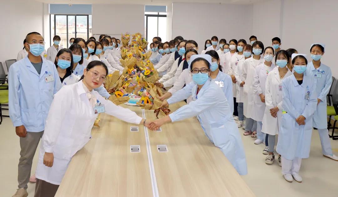 【保山安利醫(yī)院】雙節(jié)同慶，用祝福和鮮花感謝默默付出的治療師和教師們