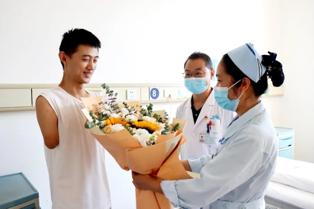 【保山安利醫(yī)院】雖然失去了雙臂，但他用堅強、樂觀的態(tài)度讓生活充滿陽光！