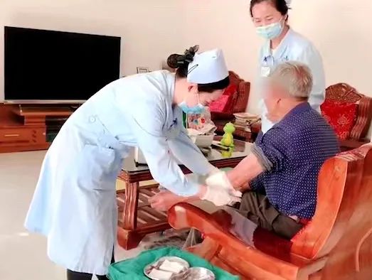 【保山安利醫(yī)院】82歲爺爺與老伴居家，在院手術(shù)后換藥不便，居家護理上門服務解難題