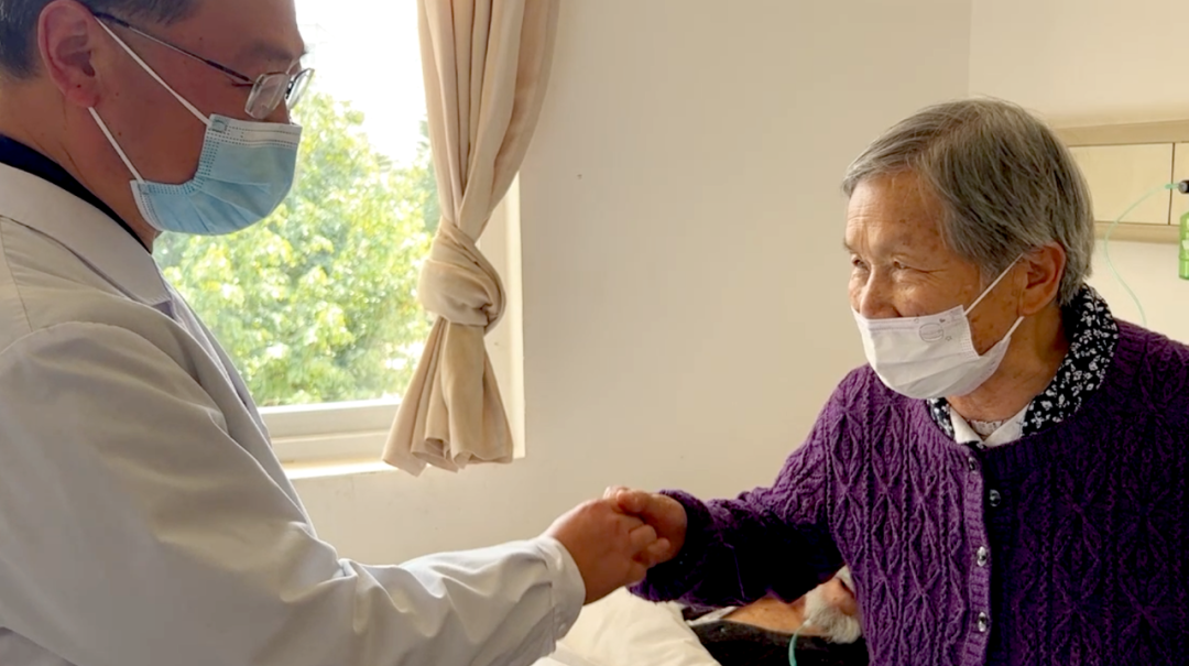 【保山安利醫(yī)院】百歲老人15年后再次到院做手術(shù)，老伴深表謝意“感謝你們給了他第二次生命”！